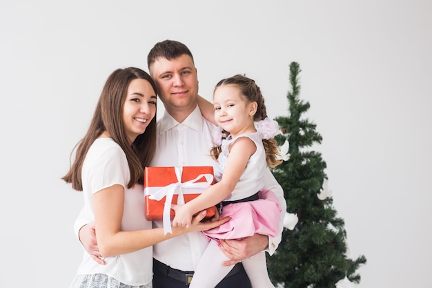 Concept d'enfants, de fête et de vacances - Portrait de famille de Noël dans le salon de vacances à la maison.