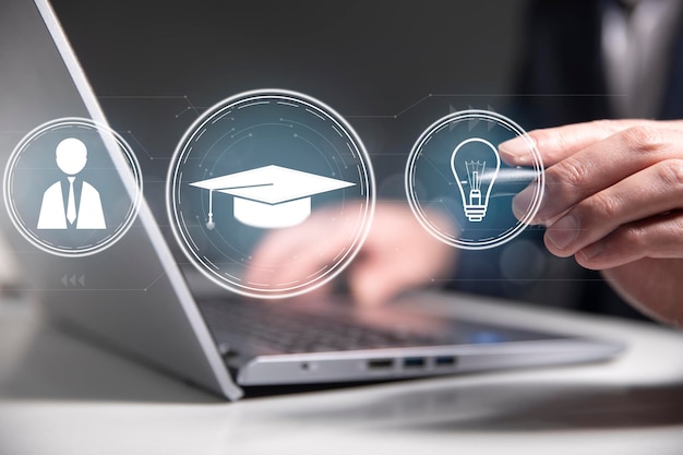 concept d'enseignement en ligne sur l'ordinateur portable
