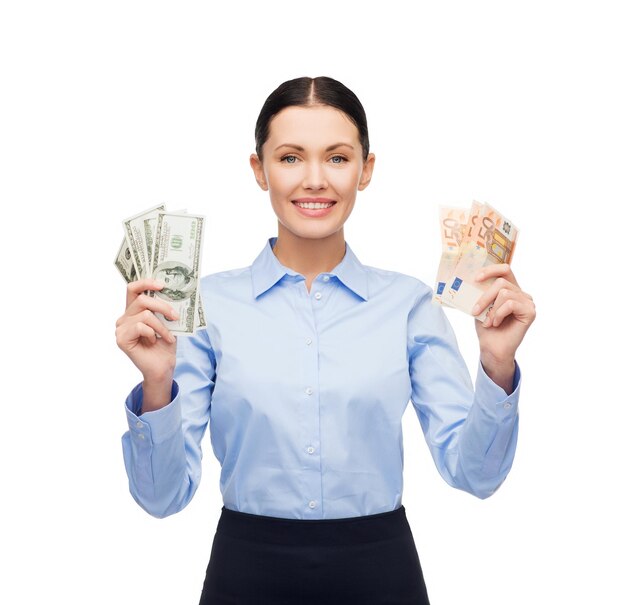 concept d'entreprise et d'argent - jeune femme d'affaires avec de l'argent comptant en dollars et en euros