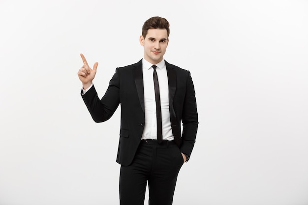 Concept d'entreprise : bel homme d'affaires avec un doigt pointé vers le haut isolé sur fond blanc