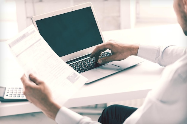 concept d'entreprise, de bureau, d'école et d'éducation - homme d'affaires souriant travaillant au bureau