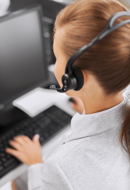 concept d'entreprise, de bureau, d'école et d'éducation - opératrice de service d'assistance téléphonique avec un casque