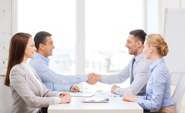 concept d'entreprise et de bureau - équipe commerciale souriante se réunissant au bureau