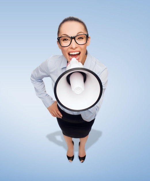 concept d'entreprise et de bureau - femme d'affaires hurlante dans des lunettes avec mégaphone