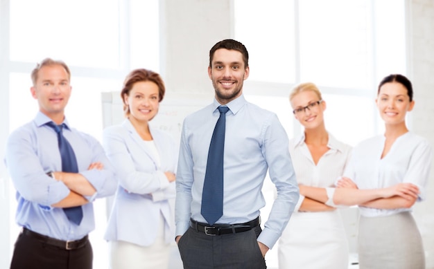 concept d'entreprise, de bureau et de personnes - groupe d'hommes d'affaires souriants au bureau