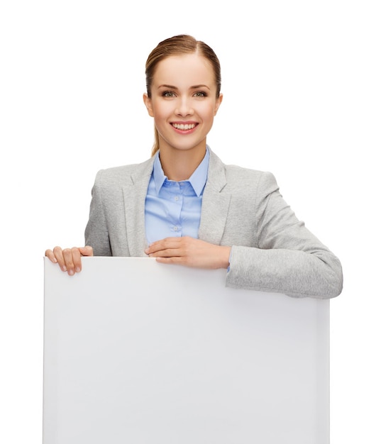 concept d'entreprise, de bureau et de publicité - femme d'affaires souriante avec tableau blanc blanc