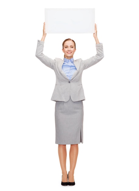 concept d'entreprise, de bureau et de publicité - femme d'affaires souriante avec un tableau blanc vierge sur la tête