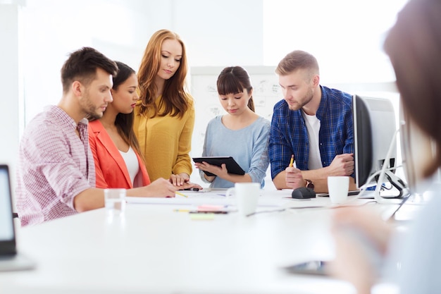 concept d'entreprise, de démarrage, d'éducation et de personnes - équipe d'architectes créatifs ou étudiants avec plan travaillant au bureau