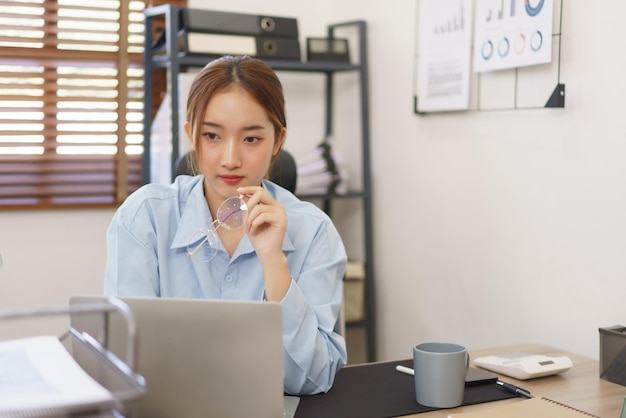 Concept d'entreprise de démarrage Femmes d'affaires travaillant et réfléchies à de nouvelles affaires sur le lieu de travail