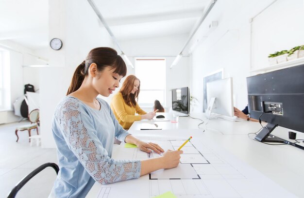 concept d'entreprise, de démarrage et de personnes - architecte asiatique ou employée de bureau créative avec règle et dessin au crayon sur plan