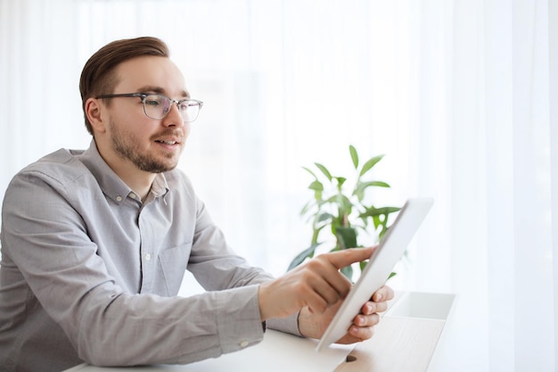 concept d'entreprise, de démarrage et de personnes - homme d'affaires heureux ou employé de bureau masculin créatif avec ordinateur tablette pc au bureau à domicile