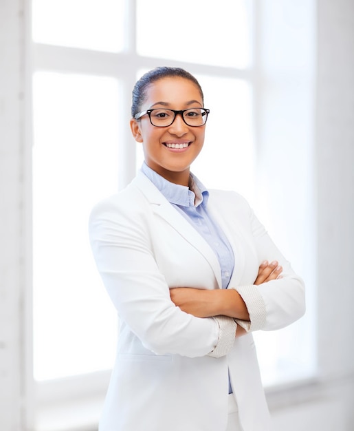 concept d'entreprise et d'éducation - femme d'affaires africaine au bureau