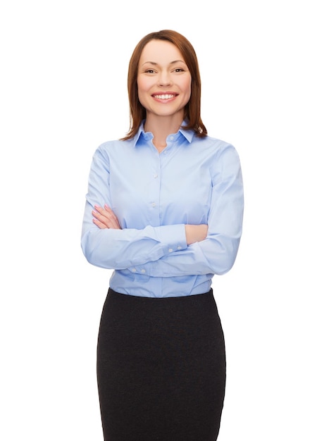 concept d'entreprise et d'éducation - sympathique jeune femme d'affaires souriante aux bras croisés