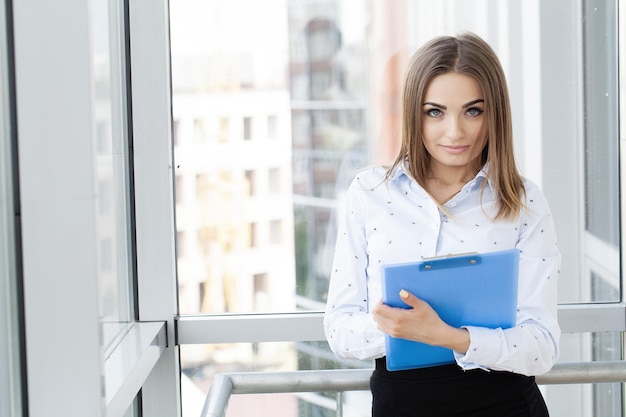 Concept d'entreprise femme d'affaires parlant au téléphone au bureau