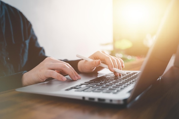 Concept d'entreprise Femme utilisant un ordinateur portable pour travailler sur un bureau