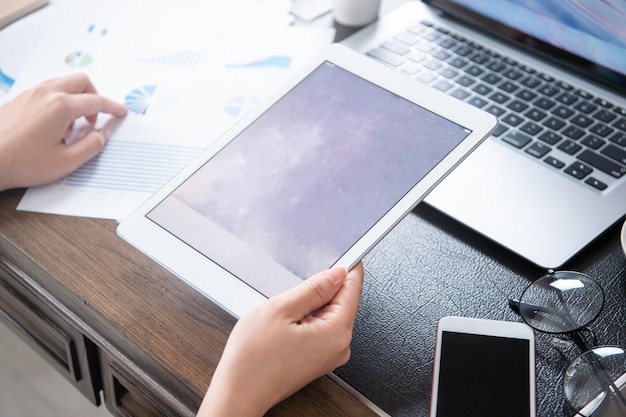 Concept d'entreprise Femme utilisant une tablette pour un projet avec un appareil numérique dans un bureau