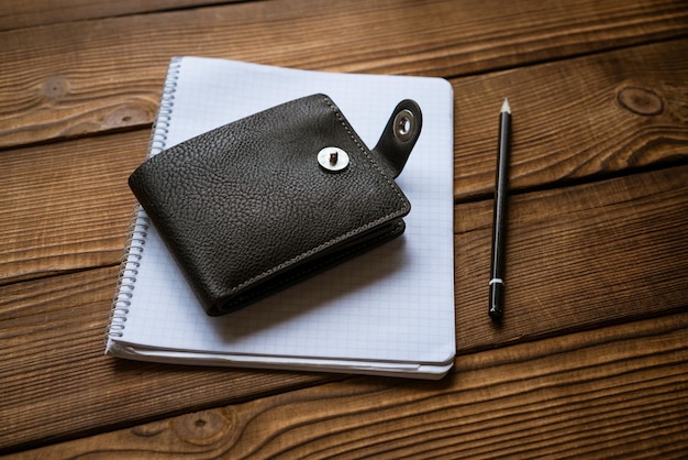 Photo concept d'entreprise et de finance vue du porte-stylo et du cahier sur une table en bois