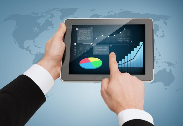 concept d'entreprise, d'internet et de technologie - gros plan sur des mains d'homme touchant un tablet pc