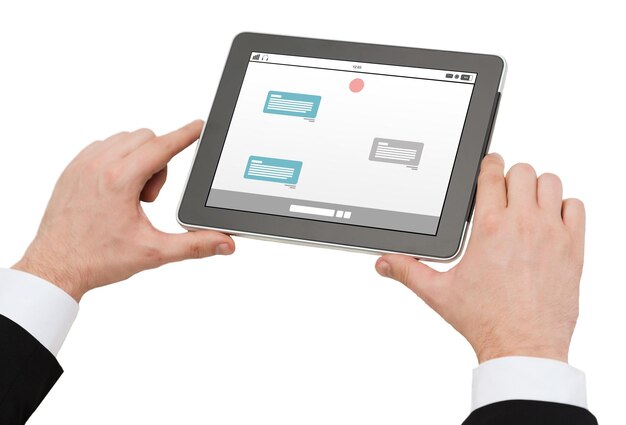 concept d'entreprise, de personnes, d'internet, de communication en ligne et de technologie - gros plan sur des mains d'homme tenant un ordinateur tablette avec messager à l'écran