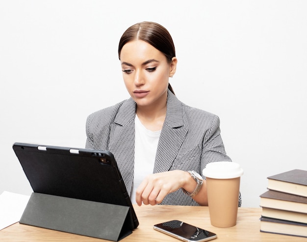 Concept d'entreprise et de personnes de style de vie Élégante jeune femme travaillant avec une tablette dans son bureau à domicile