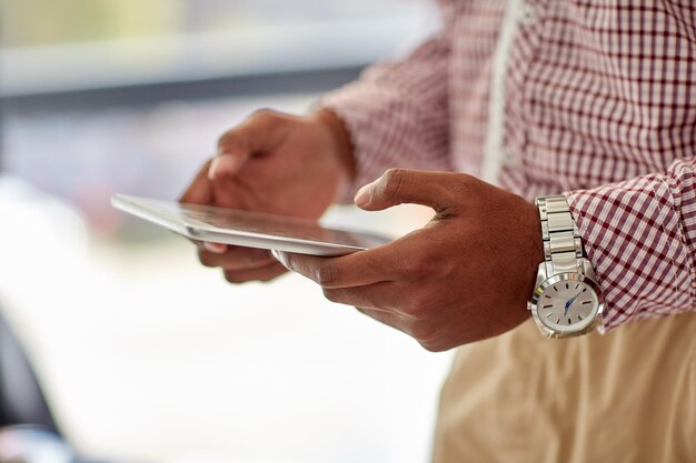 Photo concept d'entreprise, de personnes et de technologie - homme d'affaires avec tablette pc au bureau