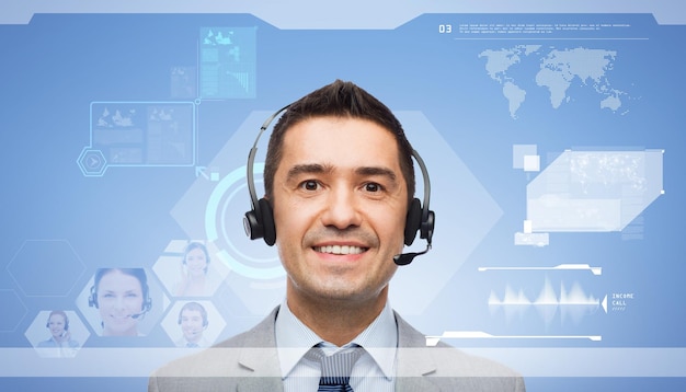 concept d'entreprise, de personnes, de technologie Internet, de communication et de service - homme d'affaires souriant dans un casque et une interface d'écran virtuel sur fond bleu