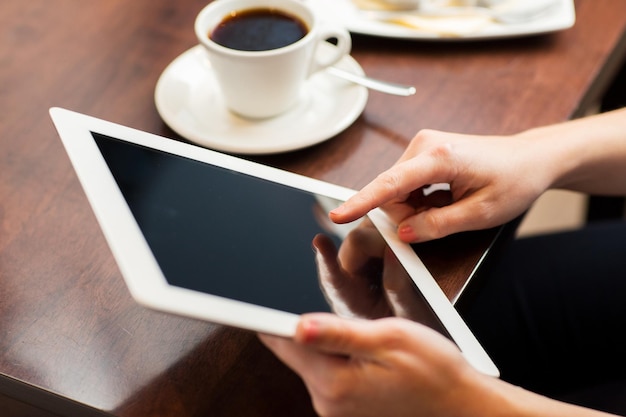 concept d'entreprise, de personnes, de technologie et de style de vie - gros plan d'une femme avec un ordinateur tablette, un café et un dessert