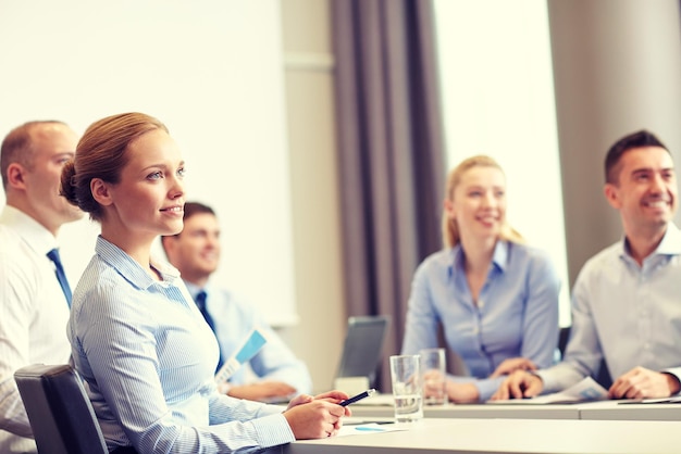 concept d'entreprise, de personnes et de travail d'équipe - groupe d'hommes d'affaires souriants se réunissant sur présentation au bureau