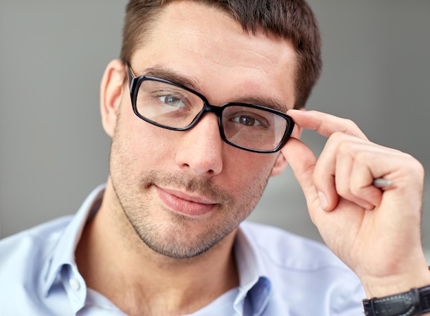 concept d'entreprise, de personnes et de travail - portrait d'homme d'affaires à lunettes au bureau