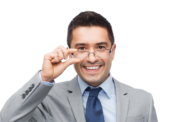 concept d'entreprise, de personnes, de vision et de bureau - homme d'affaires souriant heureux en lunettes et costume