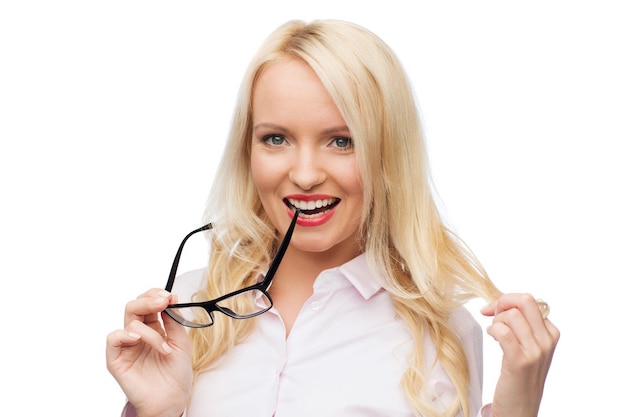 concept d'entreprise, de style et de personnes - femme d'affaires souriante, étudiante ou secrétaire avec des lunettes et du rouge à lèvres sur fond blanc