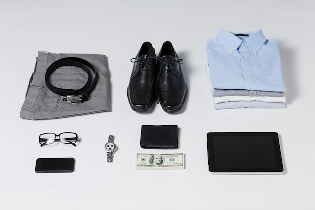concept d'entreprise, de style, de vêtements, de technologie et d'objets - gros plan de vêtements masculins formels et d'objets personnels sur la table