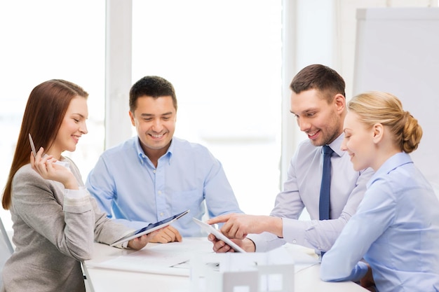 concept d'entreprise, de technologie, d'architecture et de bureau - équipe heureuse d'architectes et de designers au bureau avec des ordinateurs tablettes pc