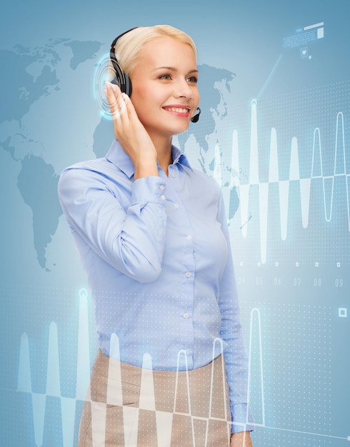 concept d'entreprise, de technologie et de centre d'appels - opératrice d'assistance téléphonique féminine sympathique avec écouteurs