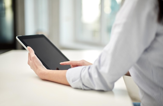 concept d'entreprise, de technologie, de communication et de personnes - gros plan d'une femme avec un ordinateur tablette au bureau ou à la maison