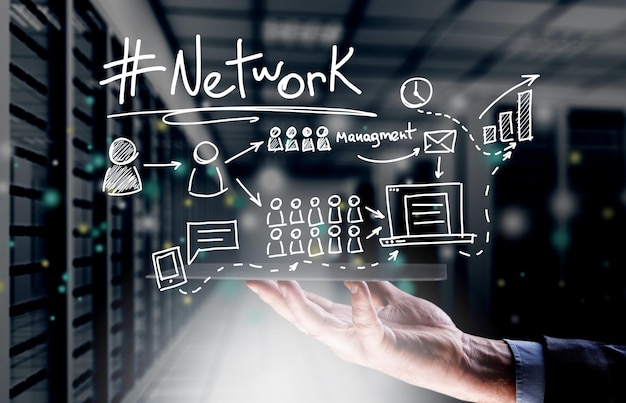 Concept d'entreprise, de technologie et d'Internet - homme d'affaires et gestion de réseau