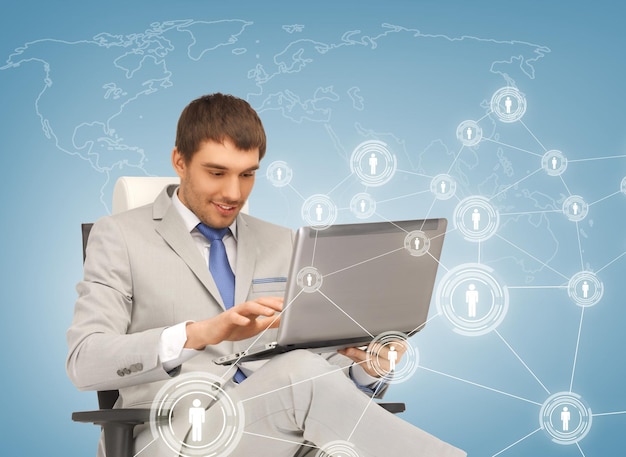 concept d'entreprise, de technologie, d'Internet et de mise en réseau - réseau d'hommes d'affaires avec ordinateur portable et écrans virtuels