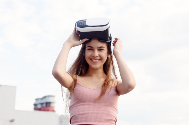Concept d'entreprise, de technologies, de réalité virtuelle, de personnes et de style de vie - une belle jeune fille émerveillée utilisant la nouvelle technologie VR équipement VR sur le marché des vues incroyables sur le casque oculus lunettes vidéo 3D Casque VR vidéo 360