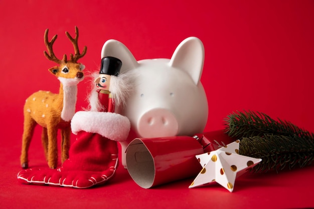 Concept d'épargne financière festive tirelire avec décorations de noël