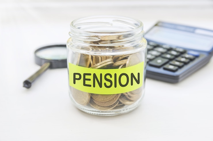 Photo concept d'épargne un pot avec des pièces de monnaie et la pension d'inscription