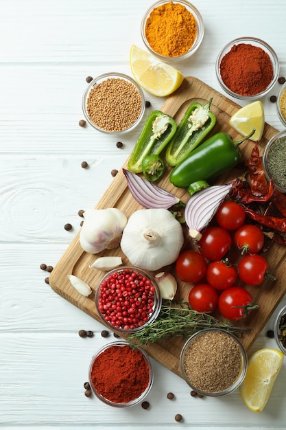 Concept d'épices aromatiques sur table en bois blanc