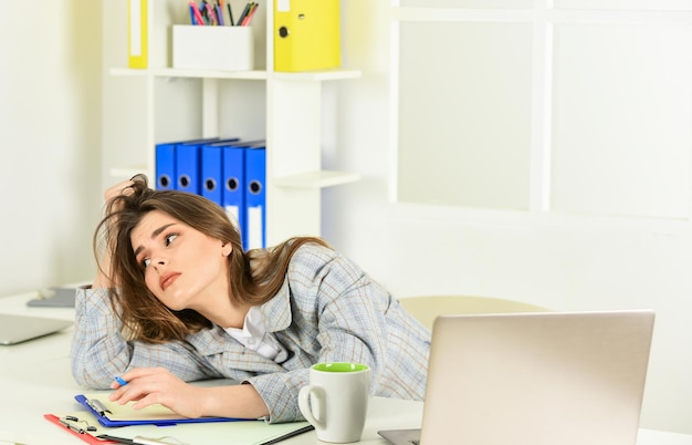 Concept d'épuisement Concept de bourreau de travail Énergie et fatigue Fille s'est endormie sur la table Jolie femme dort sur le lieu de travail Dame épuisée dort au travail Crise psychologique Peur de manquer quelque chose