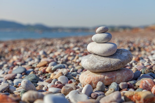 Concept d'équilibre et d'harmonie des roches sur la côte de la mer dans la nature