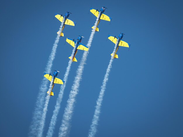 Photo concept d'équipe d'avions dans le ciel