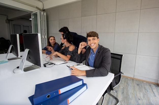 Concept d'équipe de service. Opérateur ou centre de contact Vente au bureau, Opérateur d'entreprise d'équipe au bureau. Entreprise de services, équipe de centre d'appels avec casque.