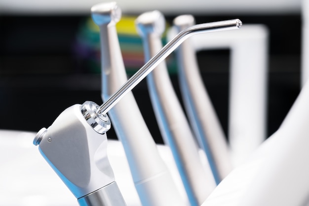 Photo concept d'équipement médical et de stomatologie. fauteuil dentaire et autres accessoires utilisés par les dentistes au bureau.