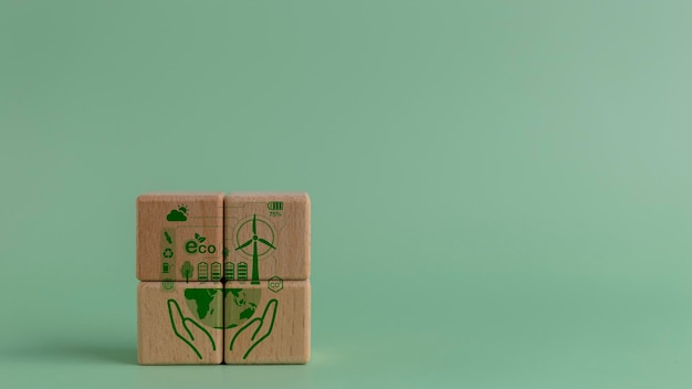 Concept ESG d'environnement social et de gouvernance Développement durable des entreprises La main tient des cubes en bois avec l'abréviation ESG debout avec d'autres icônes ESG