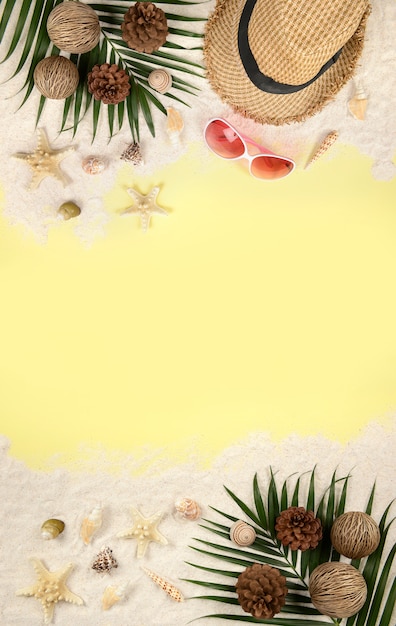 Photo concept d'été et accessoires (coquillages, étoiles de mer, feuilles de coco) avec plage de sable