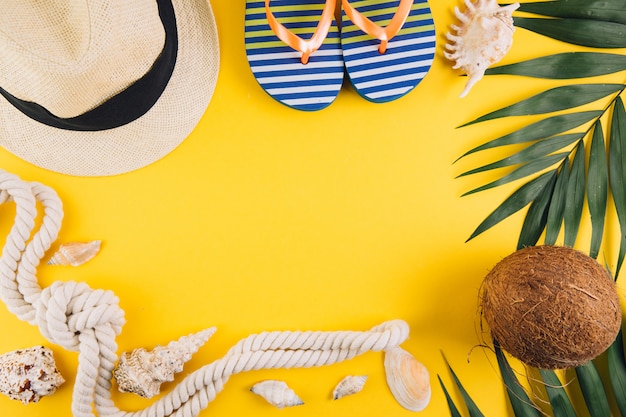 Concept de l&#39;été. Accessoires de voyage: un chapeau de paille, une noix de coco, une corde et des coquillages.