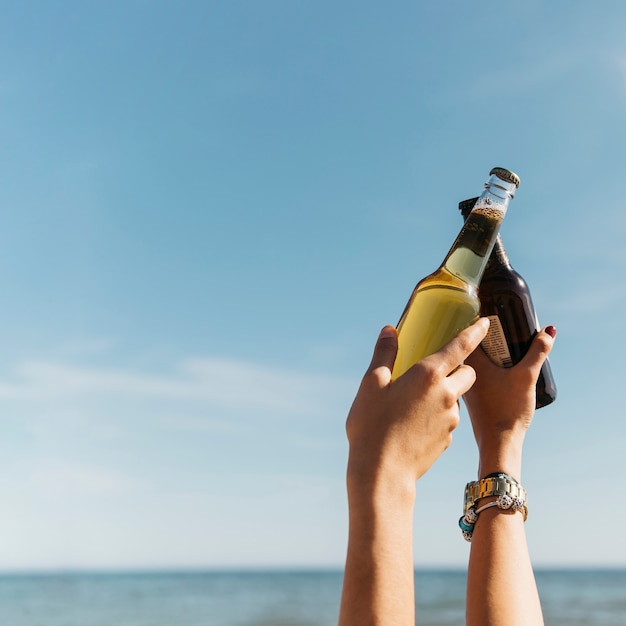 Photo concept d'été avec de la bière à la plage